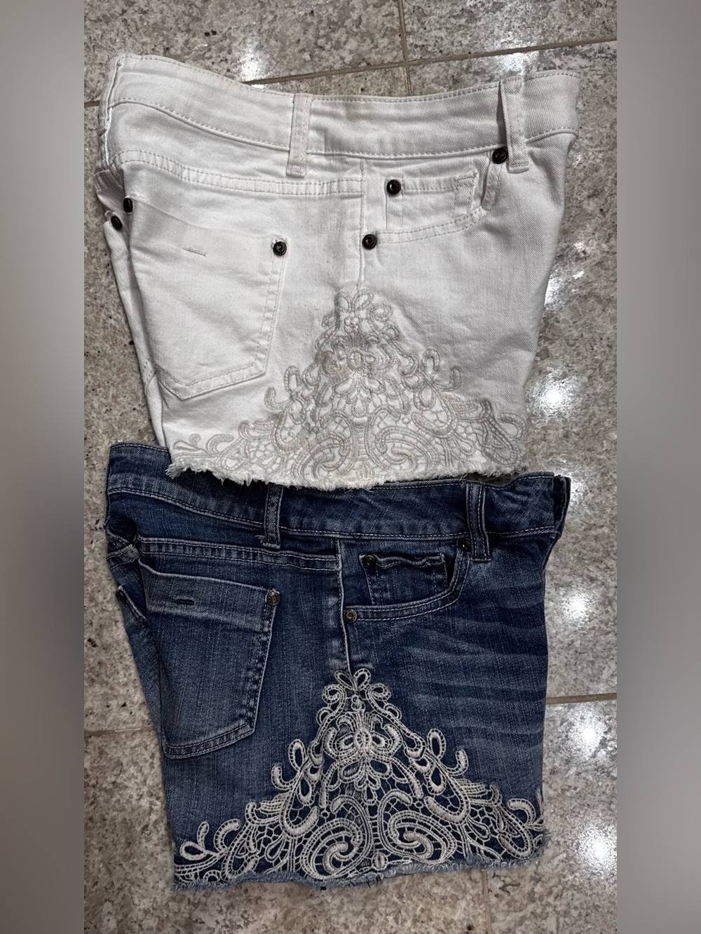 Cache lot of 2  Embroidered Lace-Hem Denim Shorts in White and Dark Blue size 0